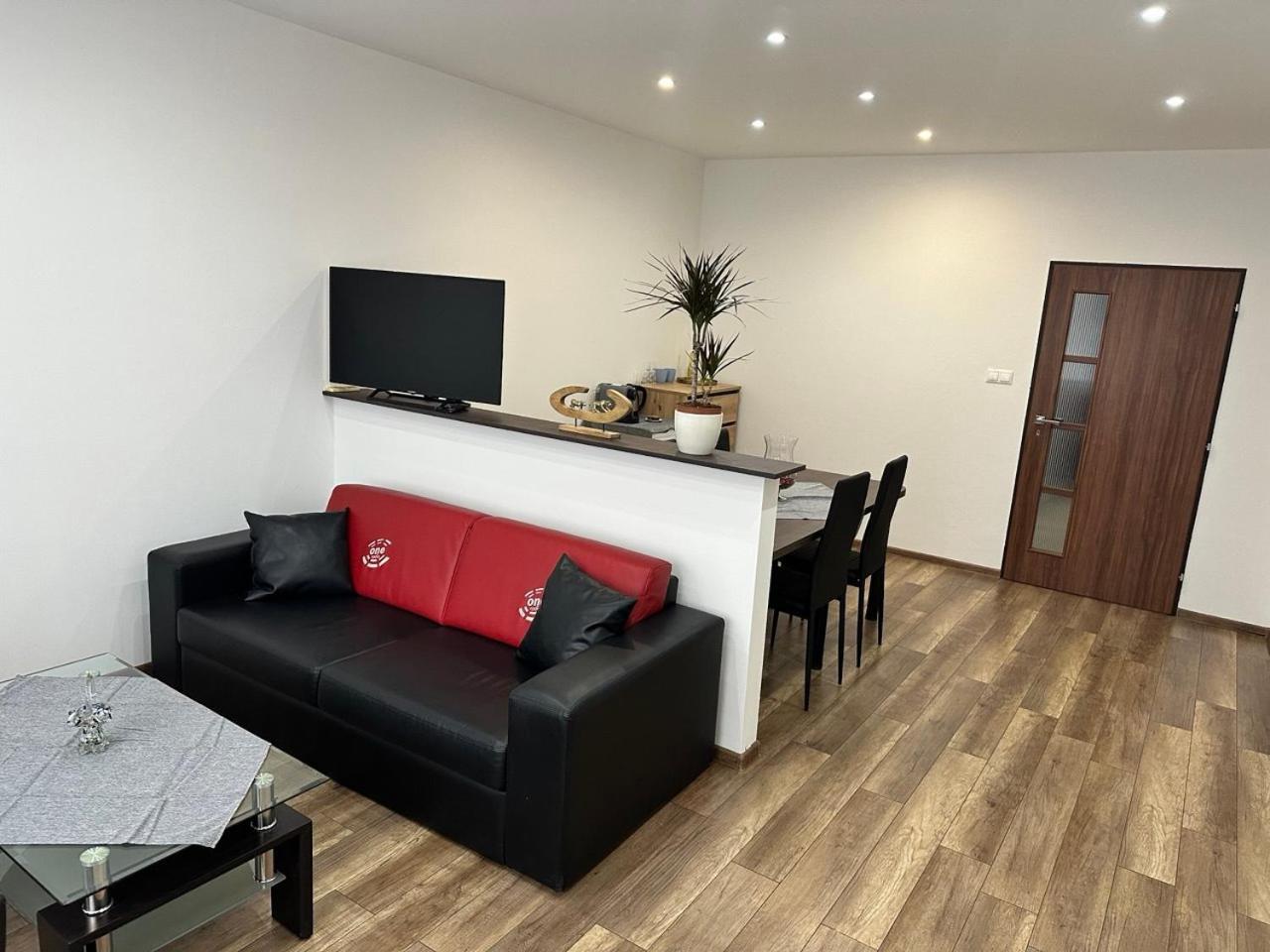 Newly Renovated 2 Rooms Apartment Downtown Nitra Extérieur photo